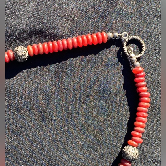 FAUX TURQUOISE NECKLACE W/ REDDISH BROWN & ANTIQUE SILVER-TONE DECORATIVE BEADS - Picture 4 of 6